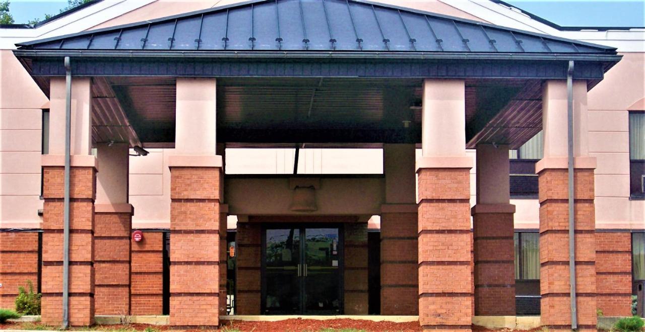 Quality Inn & Suites Kearneysville - Martinsburg Eksteriør billede