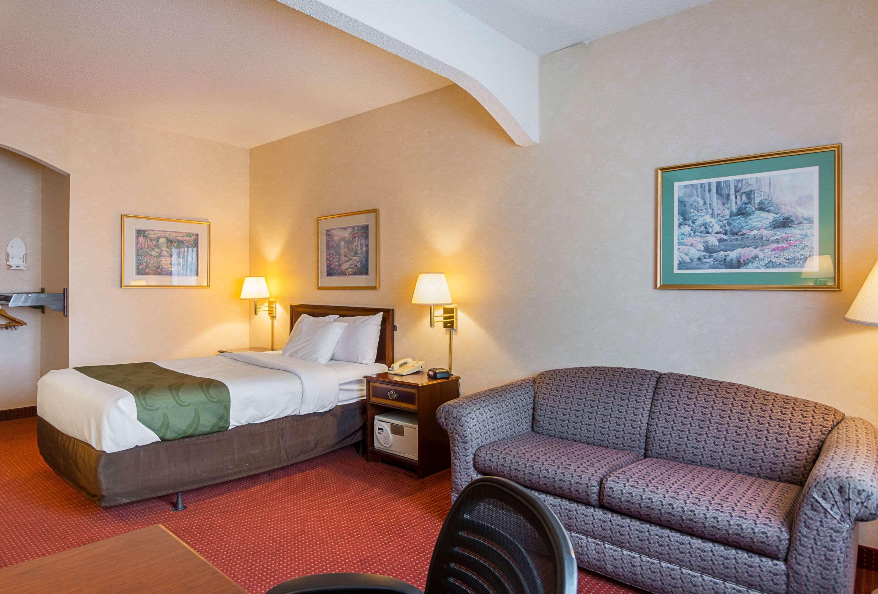 Quality Inn & Suites Kearneysville - Martinsburg Eksteriør billede
