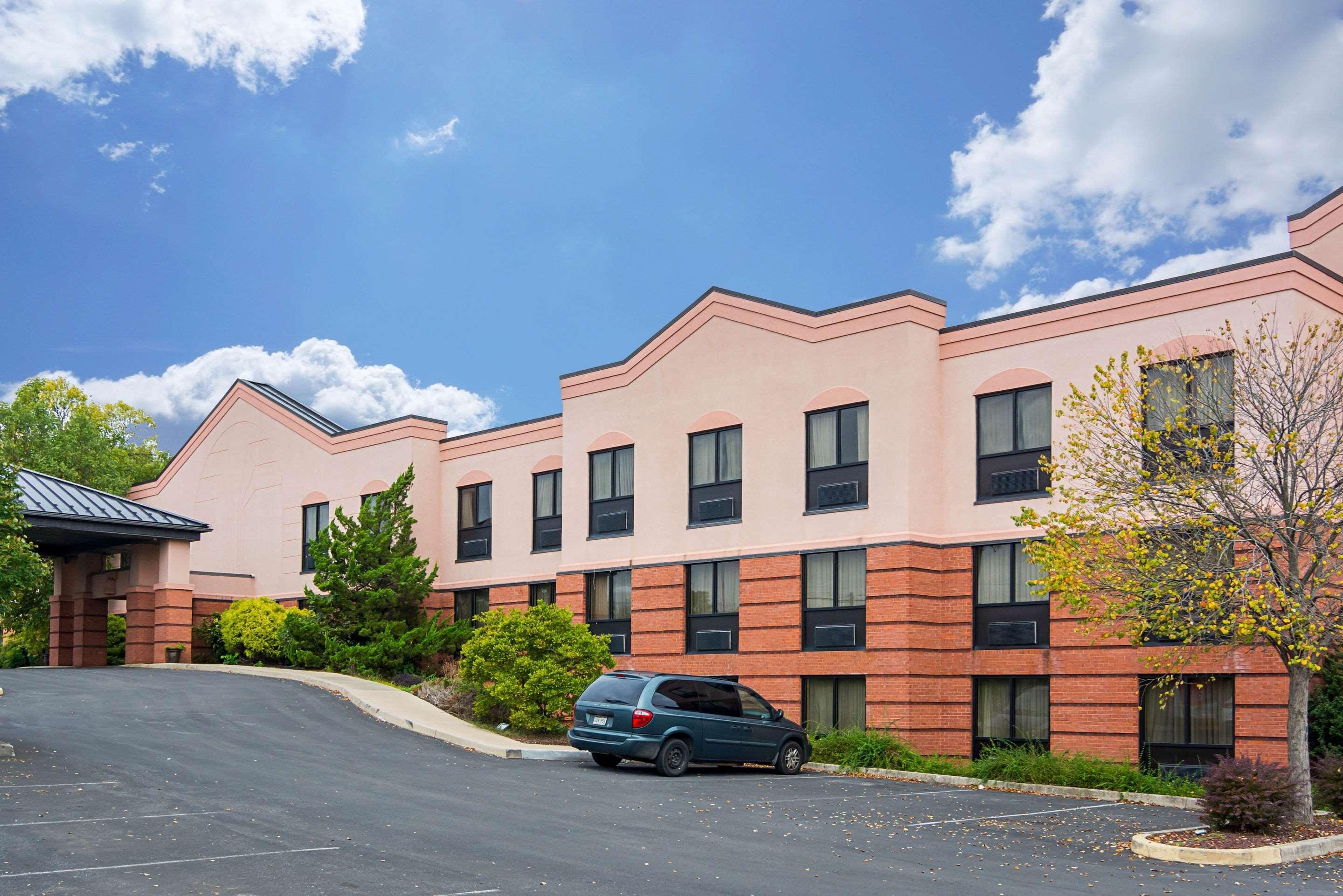 Quality Inn & Suites Kearneysville - Martinsburg Eksteriør billede