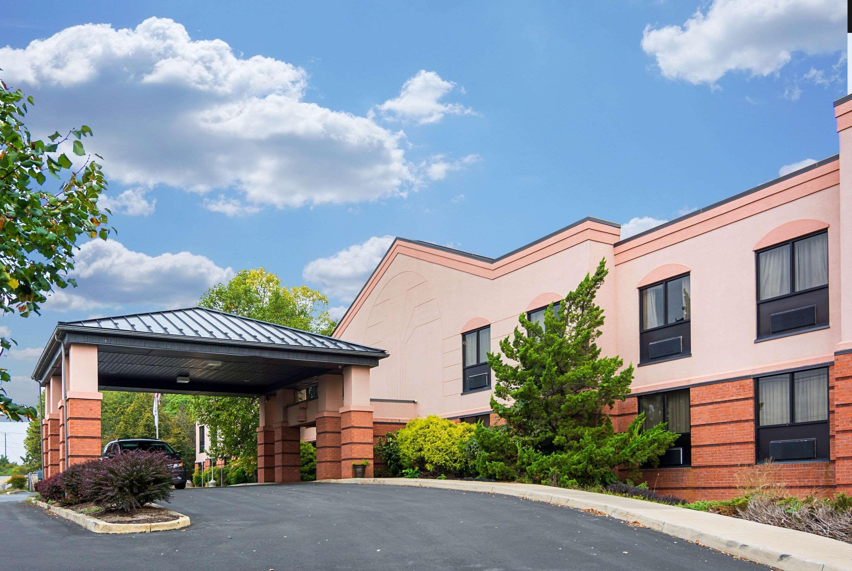 Quality Inn & Suites Kearneysville - Martinsburg Eksteriør billede