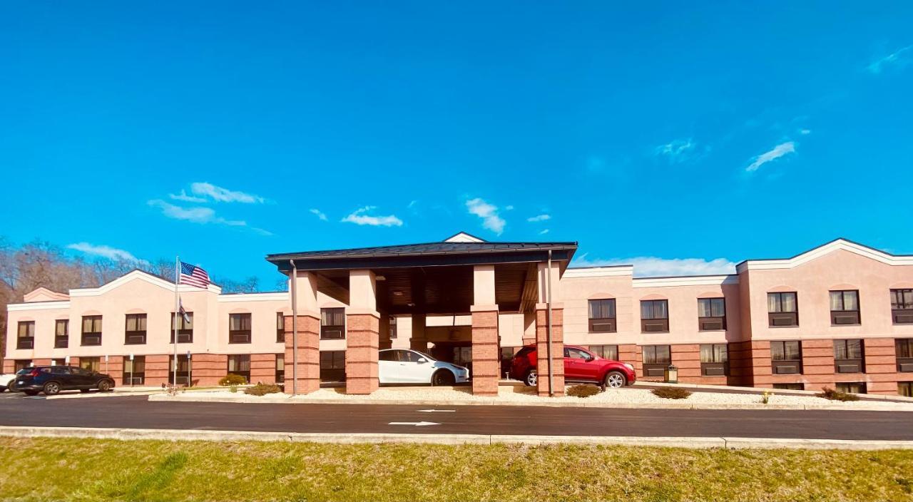 Quality Inn & Suites Kearneysville - Martinsburg Eksteriør billede